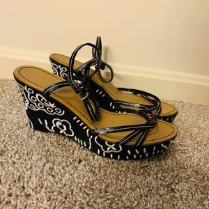 Wedge sandal black and white flower detail
